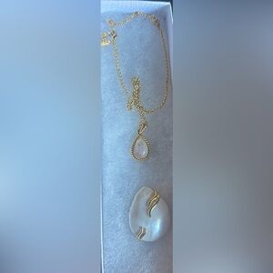 Pearl necklace and pendant